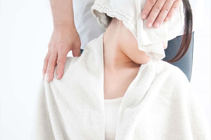 首のマッサージを受ける女性